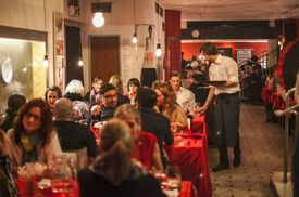 Cinema Cuisine v pražském Bio Oku. Jedná se o nový koncept pop-up restaurace, která propojuje kulinářské umění s uměním filmu. Na jeden večer se kino promění v restauraci a milovníkům dobrého jídla zprostředkuje zážitek, při kterém se vůně a chutě ze stříbrného plátna kouzelně zhmotní v tematické vícechodové večeři servírované přímo ve foyer kina.