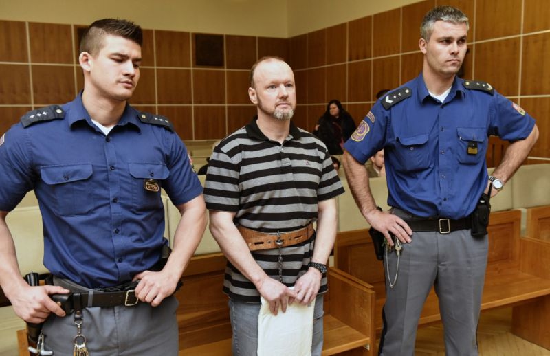 Na snímku uprostřed obžalovaný Roman Dolíhal. Na snímku uprostřed obžalovaný Roman Dolíhal.