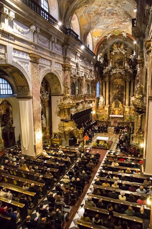 Interiér jezuitského kostela Nanebevzetí Panny Marie. Stavba tohoto barokního kostela byla započatá roku 1598. Interiér jezuitského kostela Nanebevzetí Panny Marie. Stavba tohoto barokního kostela byla započatá roku 1598.