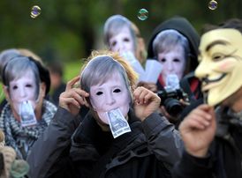 Protest proti politice Angely Merkelové.