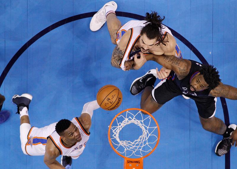 Basketbalista Russell Westbrook (vlevo) z Oklahomy City pomohl ve středečním zápase NBA k výhře 120:108 nad Los Angeles Clippers životním výkonem.