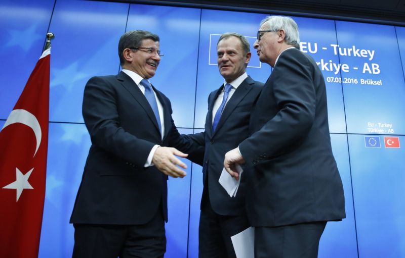 Turecký premiér Ahmet Davutoglu, předseda Evropské rady Donald Tusk a předseda Evropské komise Jean-Claude Juncker na pondělním summitu EU.