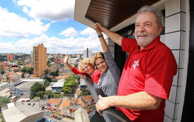 Bývalý prezident Luiz Lula da Silva (na snímku vpravo) se drží za ruce s brazilskou prezidentkou Dilmou Rousseffovou (uprostřed) na balkoně svého bytu. Bývalý prezident Luiz Lula da Silva (na snímku vpravo) se drží za ruce s brazilskou prezidentkou Dilmou Rousseffovou (uprostřed) na balkoně svého bytu.