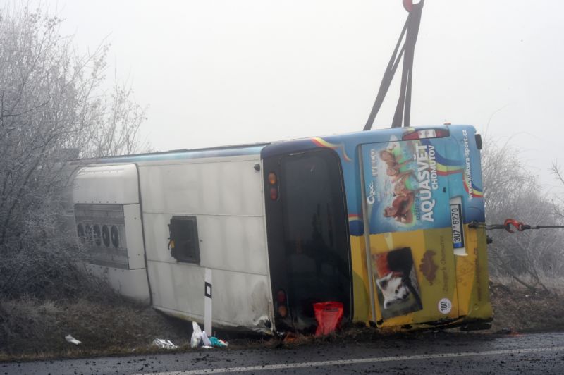 Na namrzlé vozovce u Panenského Týnce na Lounsku havaroval autobus se školními dětmi z Vejprt na Chomutovsku.