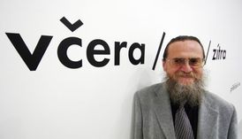 Brněnský výtvarník, tvůrce experimentální poezie, teoretik, kritik a publicista Jiří Valoch.