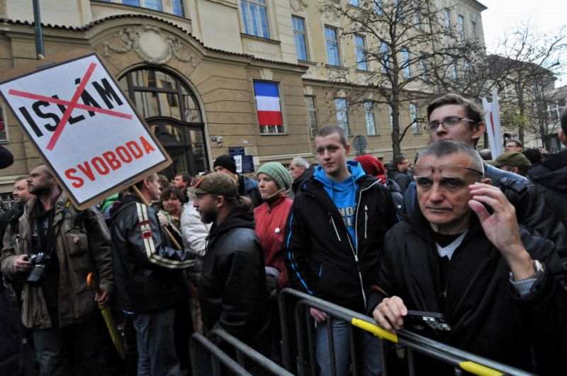 Demonstrace proti islámu na Albertově.