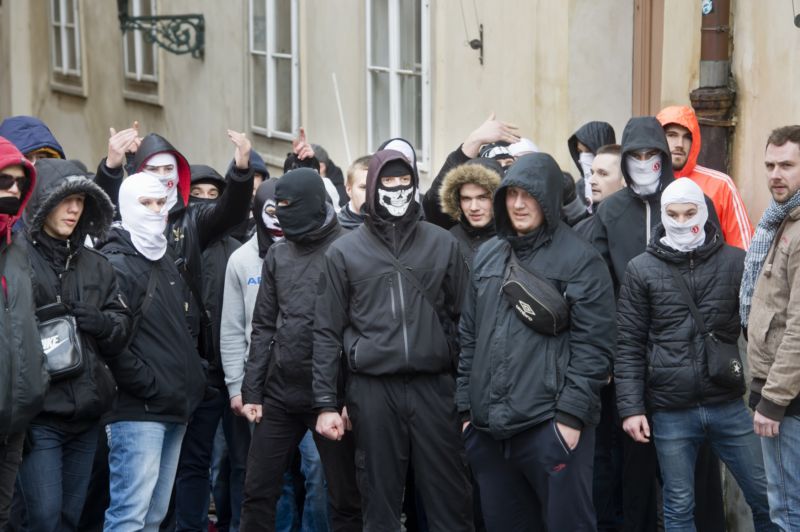 Příznivci a odpůrci (na snímku) uprchlíků se střetli na rohu Thunovské a Zámecké ulice v Praze na Malé Straně. Příznivci a odpůrci (na snímku) uprchlíků se střetli na rohu Thunovské a Zámecké ulice v Praze na Malé Straně.