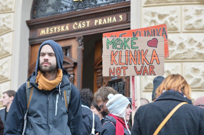 Na snímku příznivci Autonomního sociálního centra Klinika, kteří uspořádali demonstraci u radnice Prahy 3, jejíž zastupitelstvo jednalo o jeho budoucnosti.