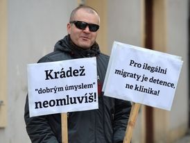 Jeden z odpůrců Autonomního sociálního centra Klinika.