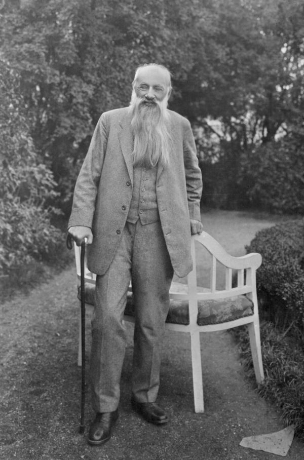 Český básník, dramatik, prozaik a překladatel Jaroslav Vrchlický (vlastním jménem Emil Frída) se narodil roku 1853 v Lounech a zemřel v roce 1912 v Domažlicích. Český básník, dramatik, prozaik a překladatel Jaroslav Vrchlický (vlastním jménem Emil Frída) se narodil roku 1853 v Lounech a zemřel v roce 1912 v Domažlicích.