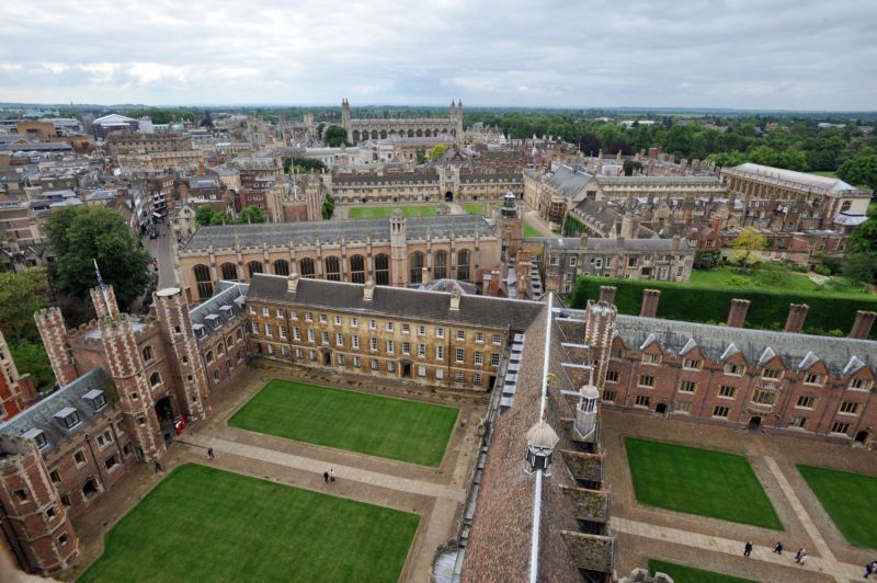 Budovy univerzity v Cambridge.