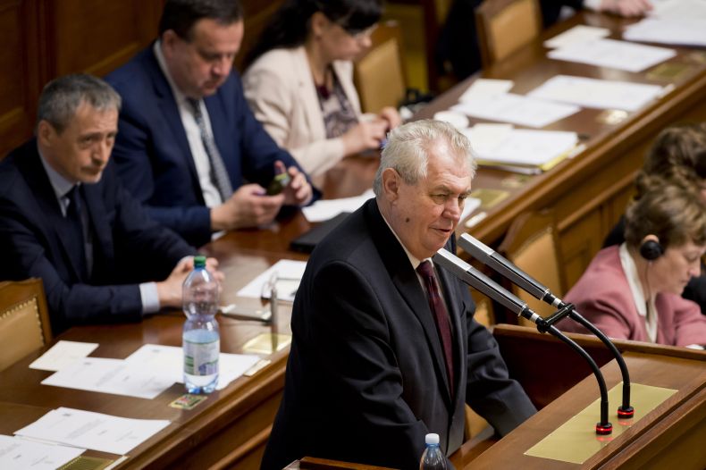 Miloš Zeman při projevu ve sněmovně.