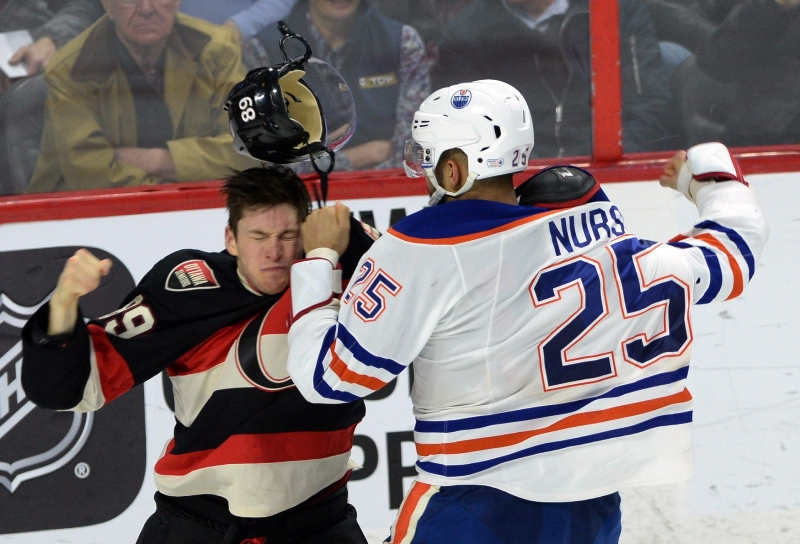 Obránce Edmontonu Darnell Nurse v jedné ze svých bitek.