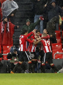 Radost fotbalistů Bilbaa ze vstřeleného gólu.