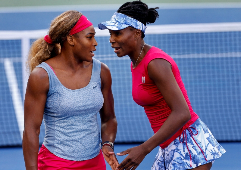 Serena (vlevo) i Venus Williamsová se představí po letech na turnaji Indian Wells.