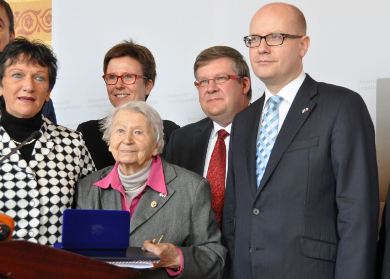Český premiér Bohuslav Sobotka udělil medaili Karla Kramáře sudetoněmecké sociální demokratce Olze Sipplové. Český premiér Bohuslav Sobotka udělil medaili Karla Kramáře sudetoněmecké sociální demokratce Olze Sipplové.