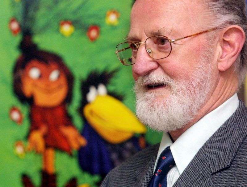 Zdeněk Smetana zemřel ve věku 90 let. Rozloučit se sním přišla i herečka Jiřina Bohdalová, která propůjčila hlas mnoha jeho kresleným postavičkám.