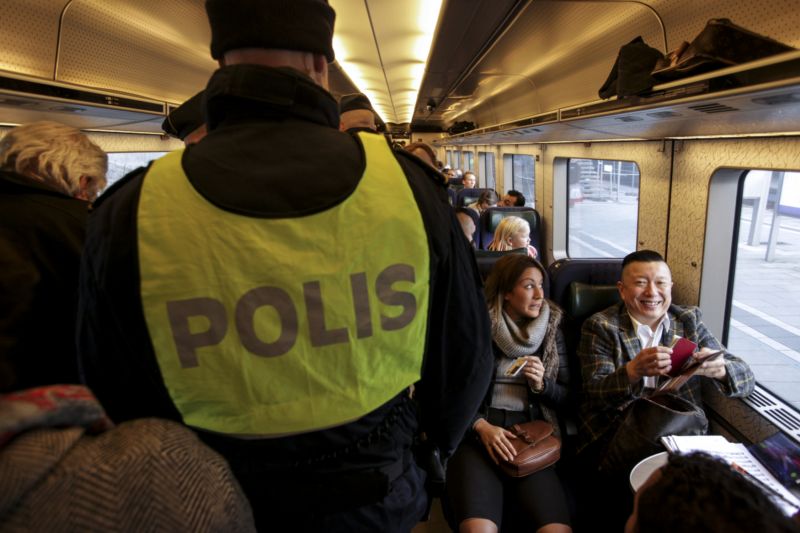 Policisté kontrolují přijíždějící uprchlíky ve vlacích (ilustrační foto). Policisté kontrolují přijíždějící uprchlíky ve vlacích (ilustrační foto).