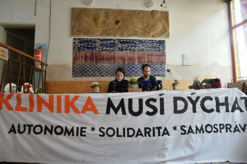 Tisková konference Autonomního sociálního centra Klinika ke stanovisku k neexistujícímu kolaudačnímu rozhodnutí. Tisková konference Autonomního sociálního centra Klinika ke stanovisku k neexistujícímu kolaudačnímu rozhodnutí.
