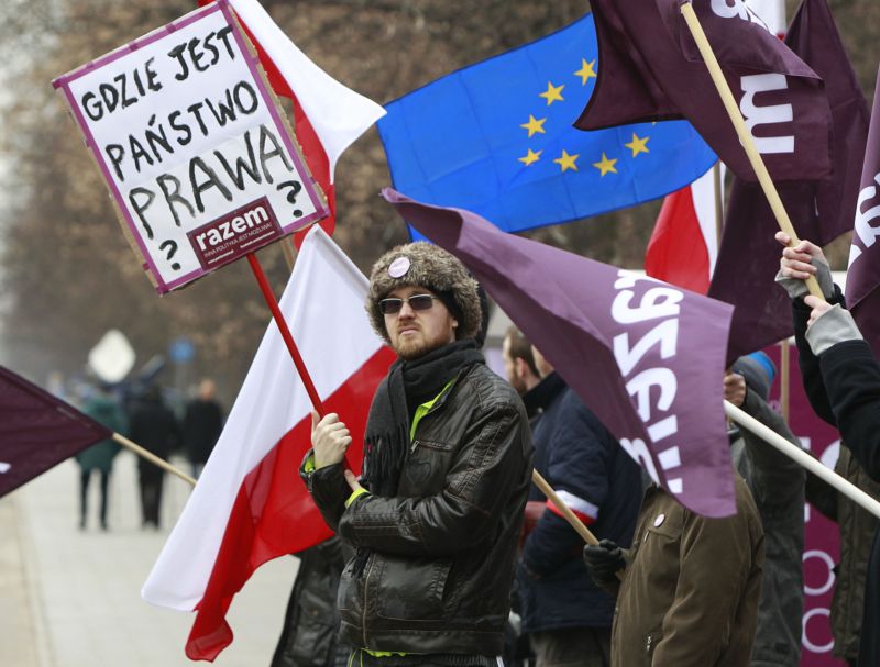 Protivládní demonstrace ve Varšavě. Na ceduli čteme: Kde je státní právo? Protivládní demonstrace ve Varšavě. Na ceduli čteme: Kde je státní právo?