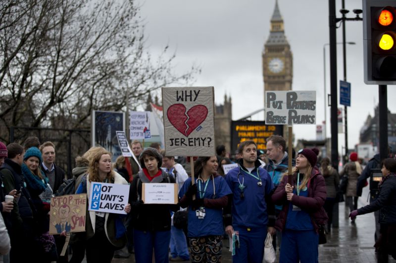 Snímek z londýnské demonstrace mladých britských lékařů.