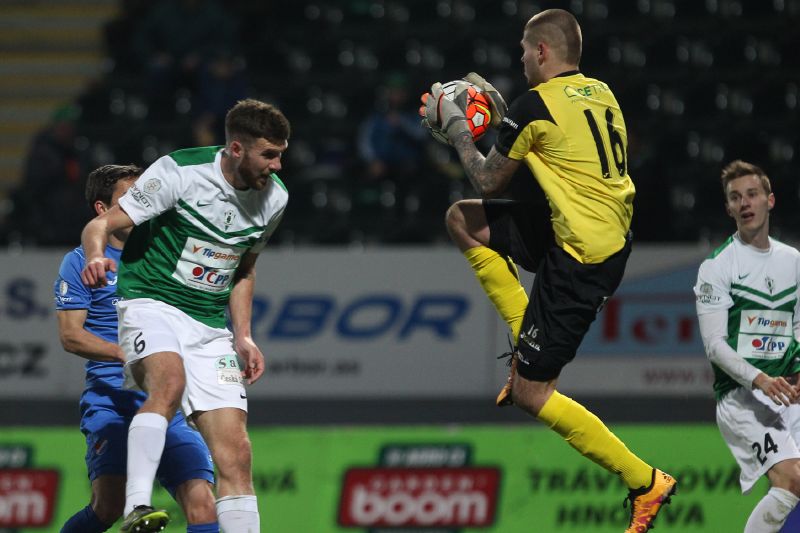 Utkání 21. kola první fotbalové ligy FK Jablonec - Baník Ostrava 11. března v Jablonci nad Nisou. Marek Kysela (vlevo) a Ján Greguš z Jablonce, uprostřed brankář František Chmiel z Ostravy.