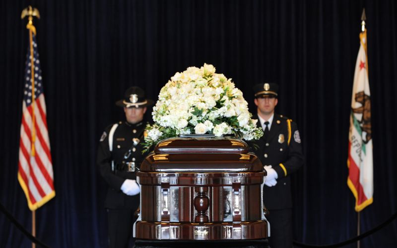 Snímek z posledního rozloučení s bývalou první dámou USA Nancy Reaganovou.