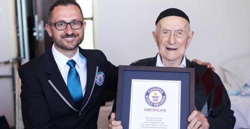 Jisrael Kristal (vpravo) se se svým úctyhodným věkem zapsal do knihy rekordů.