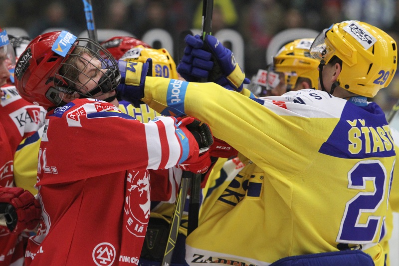 Lukáš Doudera a David Šťastný. Druhé utkání předkola Play-off hokejové extraligy PSG Zlín - HC Oceláři Třinec, které se hrálo 8. března 2016 ve Zlíně.