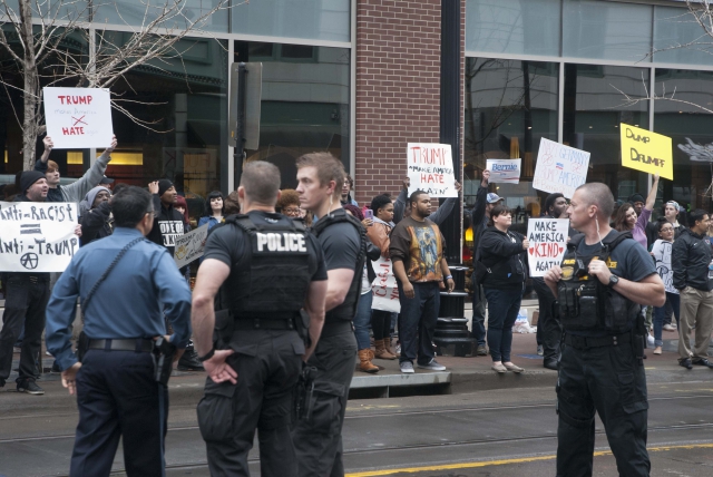Kansas City. Trumpovi odpůrci čekají na jeho příjezd.