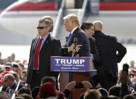 Trumpa musela při proslovu obklopit ochranka.