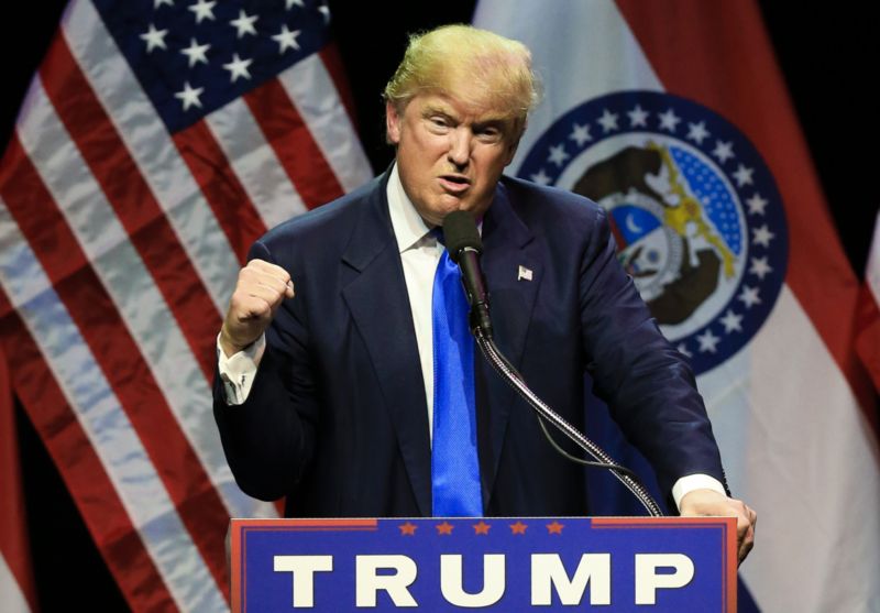 Rozčilený Trump při svém přerušovaném proslovu v Kansas City. Rozčilený Trump při svém přerušovaném proslovu v Kansas City.