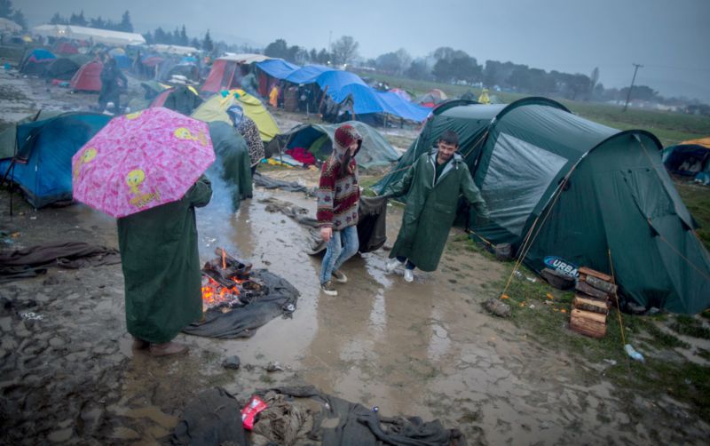 Migranti uvázlí na hranici Řecka a Makedonie.