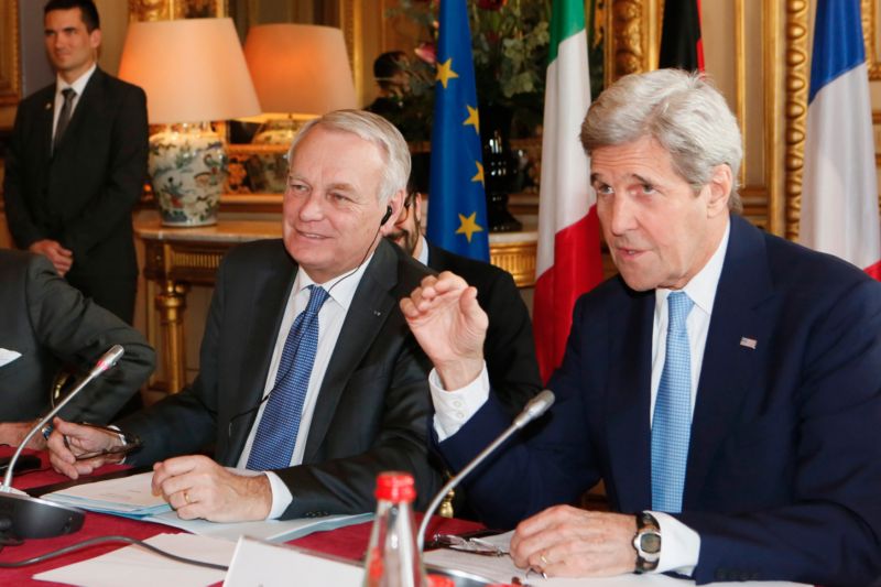 Francouzský ministr zahraničí Jean-Marc Ayrault a ministr USA John Kerry. Francouzský ministr zahraničí Jean-Marc Ayrault a ministr USA John Kerry.