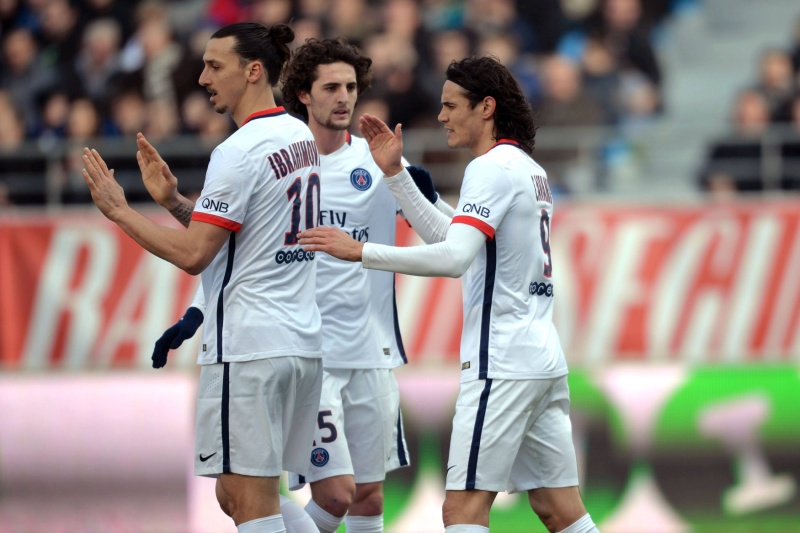 Fotbalisté PSG slaví jednu z devíti branek v utkání francouzské ligy.