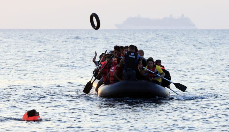 Člun s migranty směřující k řeckému pobřeží (ilustrační foto).