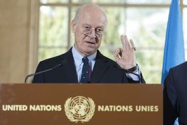 Koordinátor a zmocněnec OSN Staffan de Mistura.