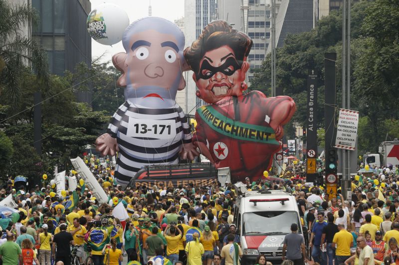 Protesty v brazilském Riu de Janeiro proti prezidentce Dilmě Rousseffové.