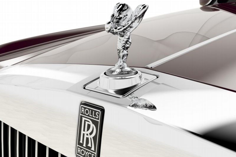 Slavná soška nazývaná Spirit of Ecstasy zdobí nejluxusnější vozy.