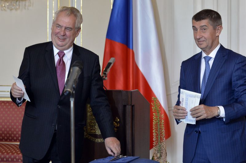 Prezident Miloš Zeman (vlevo) s vicepremiérem a ministrem financí Andrejem Babišem.