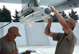 Personál u ruského bojového letounu Su-30 na základně Hemeimeem v Sýrii.