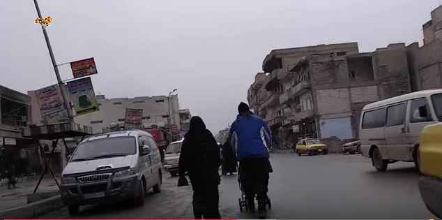 Dvě Syřanky natočily tajně video ukazující život v této hlavní základně islamistů v Sýrii. 