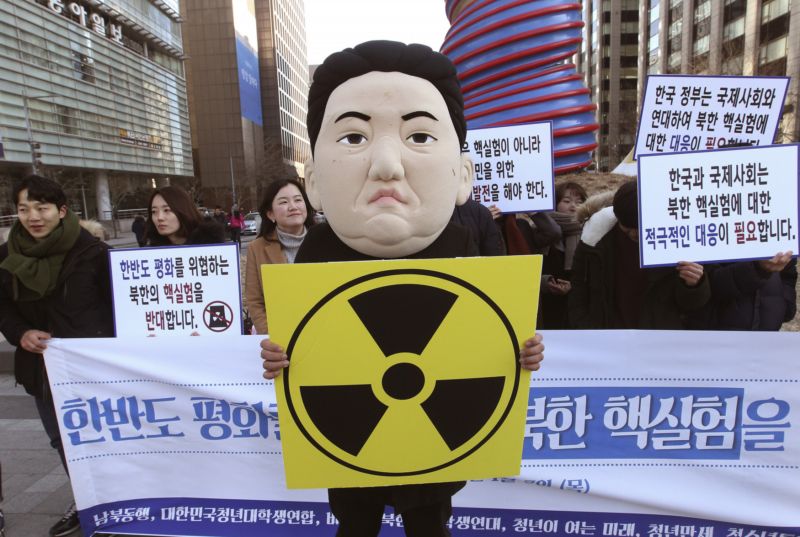 Jihokorejský student vysoké školy, který má na sobě masku zobrazující severokorejského vůdce Kim Čong-una, se účastní demonstrace proti oznámení severokorejské vlády o plánovaném testování jaderných zbraní. Jihokorejský student vysoké školy, který má na sobě masku zobrazující severokorejského vůdce Kim Čong-una, se účastní demonstrace proti oznámení severokorejské vlády o plánovaném testování jaderných zbraní.