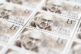 Loni v září uctila památku Wintona známkou i česká pošta.