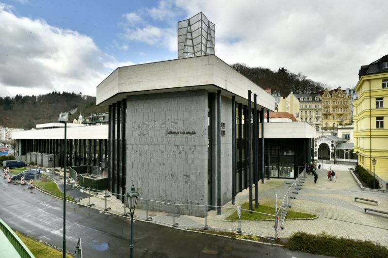 Zastupitelé Karlových Varů pověřili městskou radu vypsáním architektonické soutěže na řešení prostranství dnešní Vřídelní kolonády.