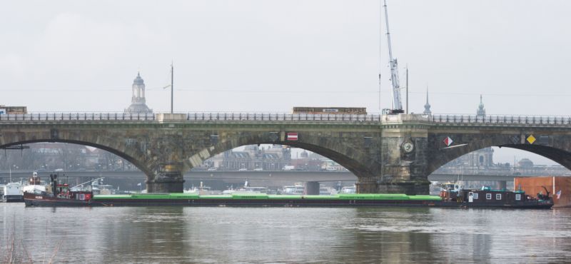 Česká nákladní loď s 800 tunami soli na palubě zablokovala dopravu na Labi v Drážďanech.