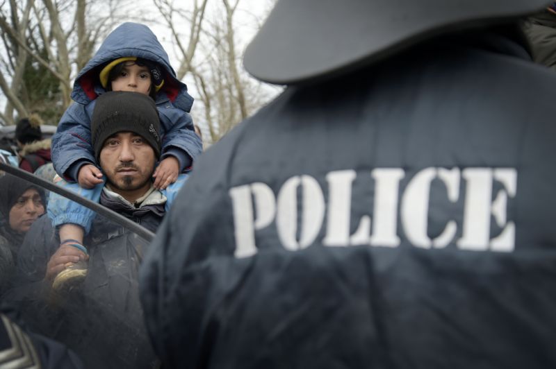 Policie na řecko-makedonské hranici.