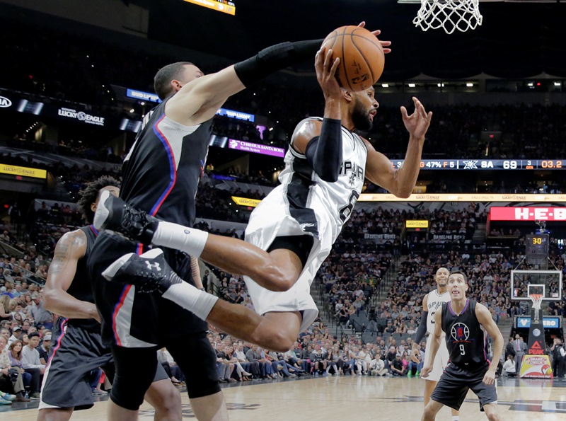 Basketbalisté San Antonia porazili Los Angeles Clippers 108:87 a zvítězili i ve 33. domácím utkání v této sezoně NBA.
