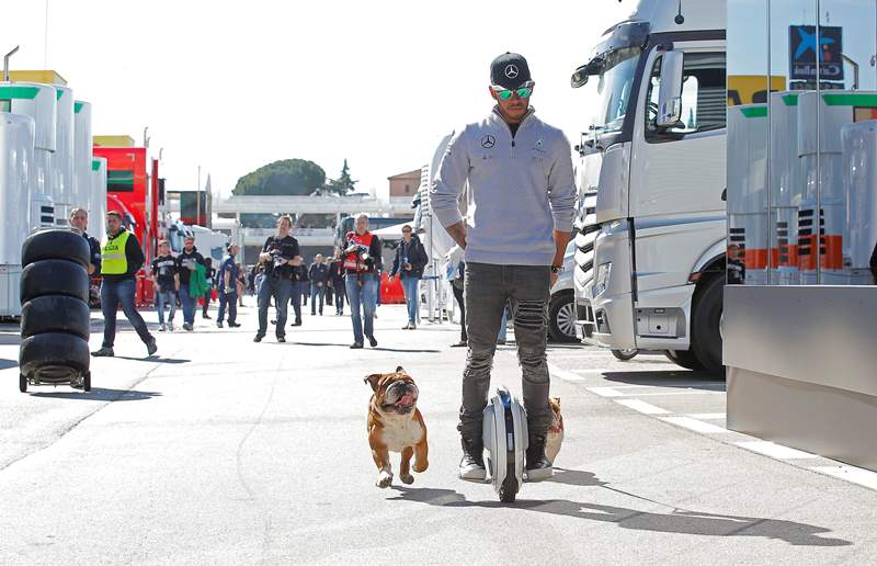 Trojnásobný mistr světa formule 1 Lewis Hamilton se krátce před startem sezony dostal do hledáčku policie na Novém Zélandu kvůli podezření, že protizákonně používal mobilní telefon při řízení.