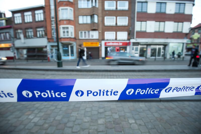 Policejní páska na místě činu na bruselském předměstí.